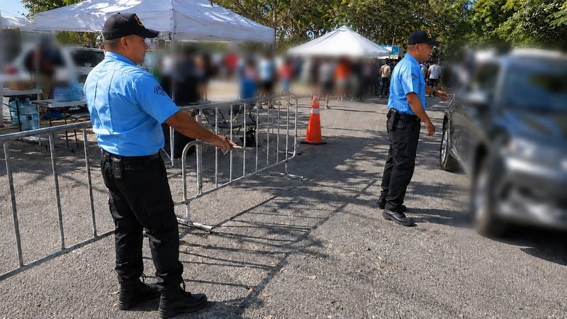 Elemento de KALULASA acomodando el vallado de control de acceso en un evento