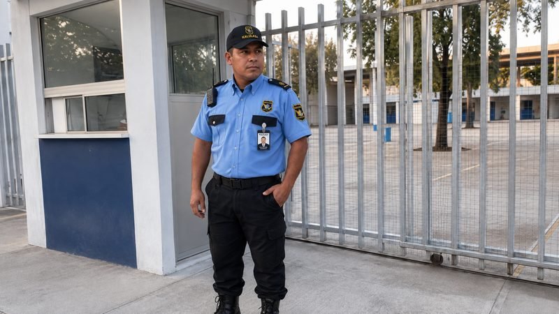 Elemento de KALULASA en la caseta de acceso de un plantel educativo